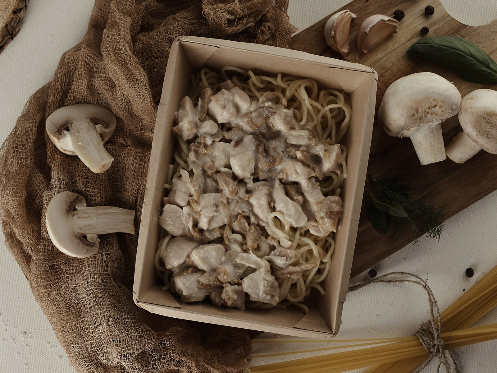 Паста с курицей и шампиньонами